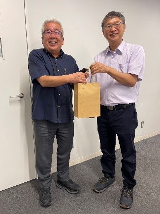 圖 致贈立教大學觀光學系松村公明院長(左)與西川亮教授(右)