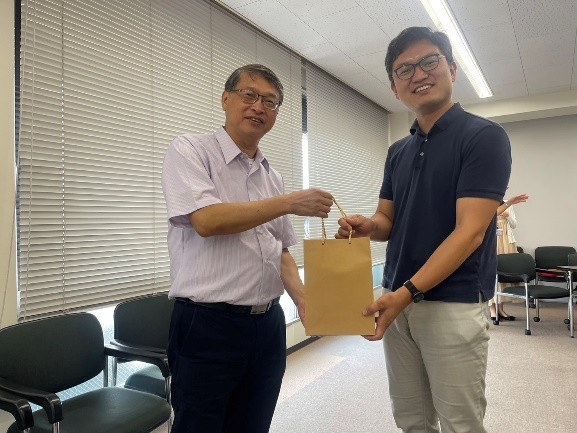 圖 致贈立教大學觀光學系松村公明院長(左)與西川亮教授(右)