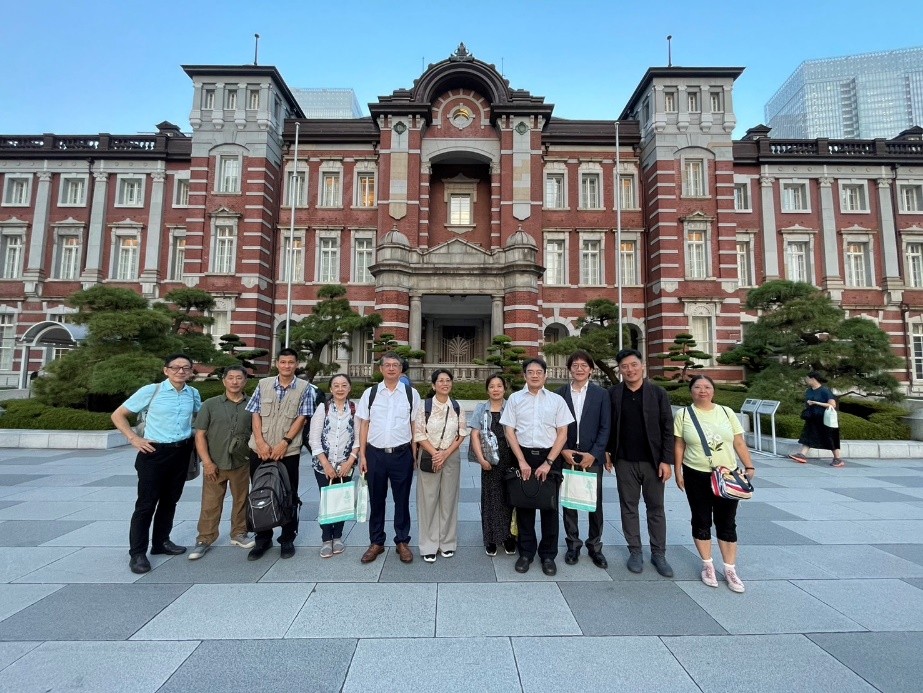 圖 雲科大師長於東京車站前合影