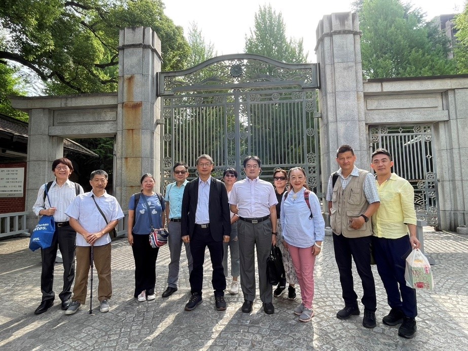 圖 雲科大師長東京大學正門前合影